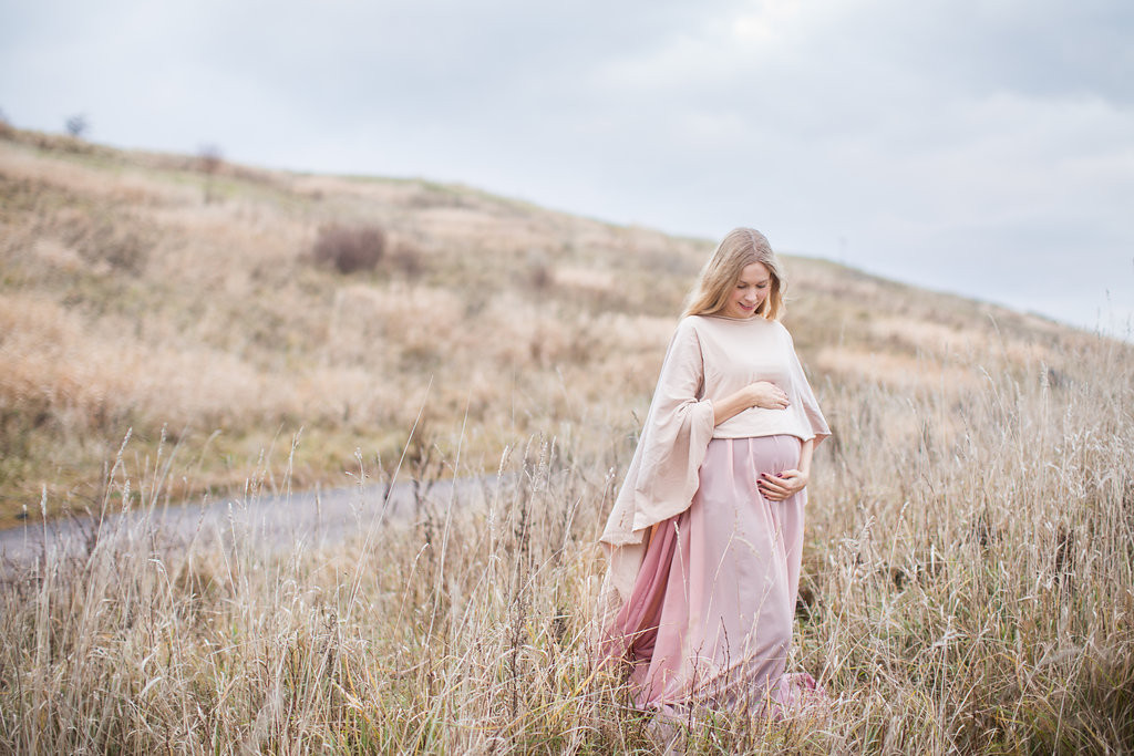 Fotograf Maria Ekblad gravidfotografering i Göteborg utomhus gravidklänningar