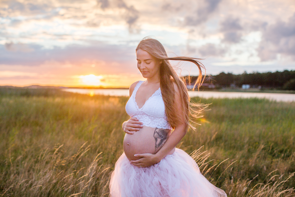 Gravidfotografering i Göteborg Fotograf Maria ekblad gravidklänningar