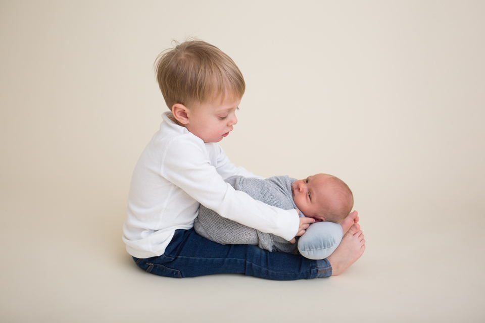 Nyföddfotografering i Göteborg fotograf maria ekblad syskonbilder studio 