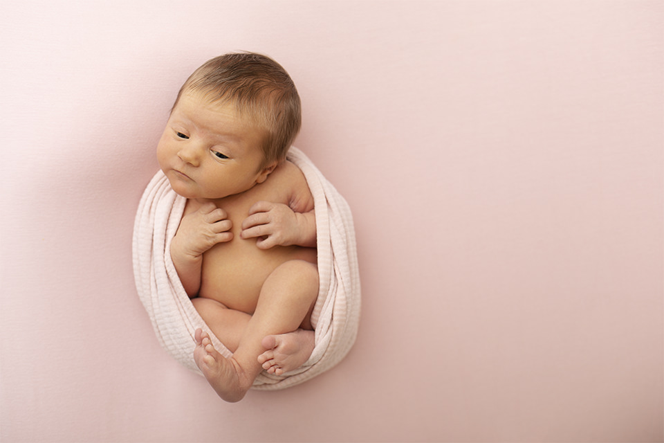 nyföddfotograf i göteborg nyföddfotografering bebisbilder familj