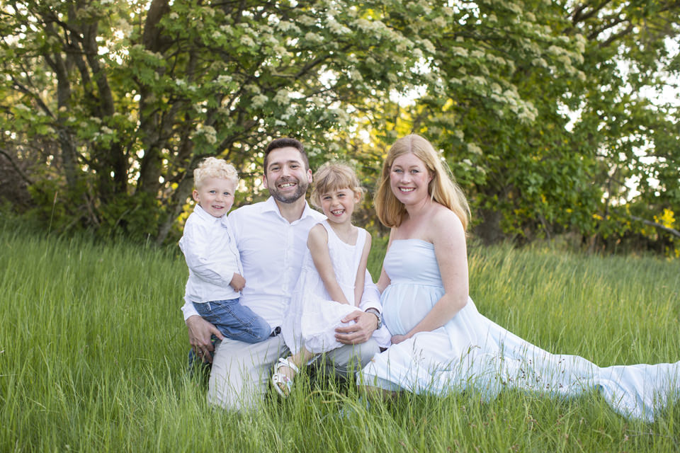 gravidfotografering göteborg familjebilder syskonbilder gravidklänningar