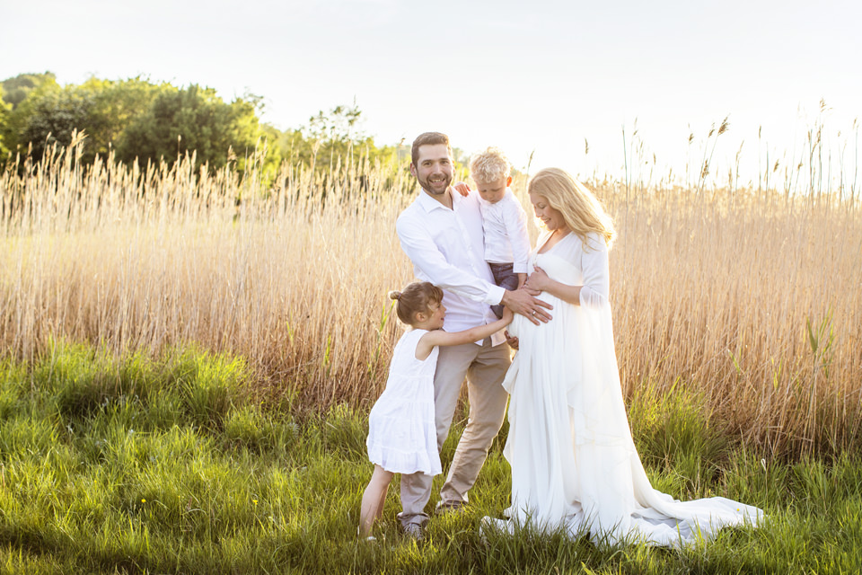 gravidfotografering göteborg familjebilder syskonbilder gravidklänningar