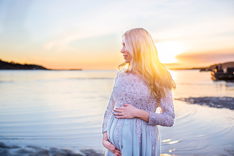 gravidfotografering göteborg gravidklänningar fotograf Maria Ekblad solnedgång