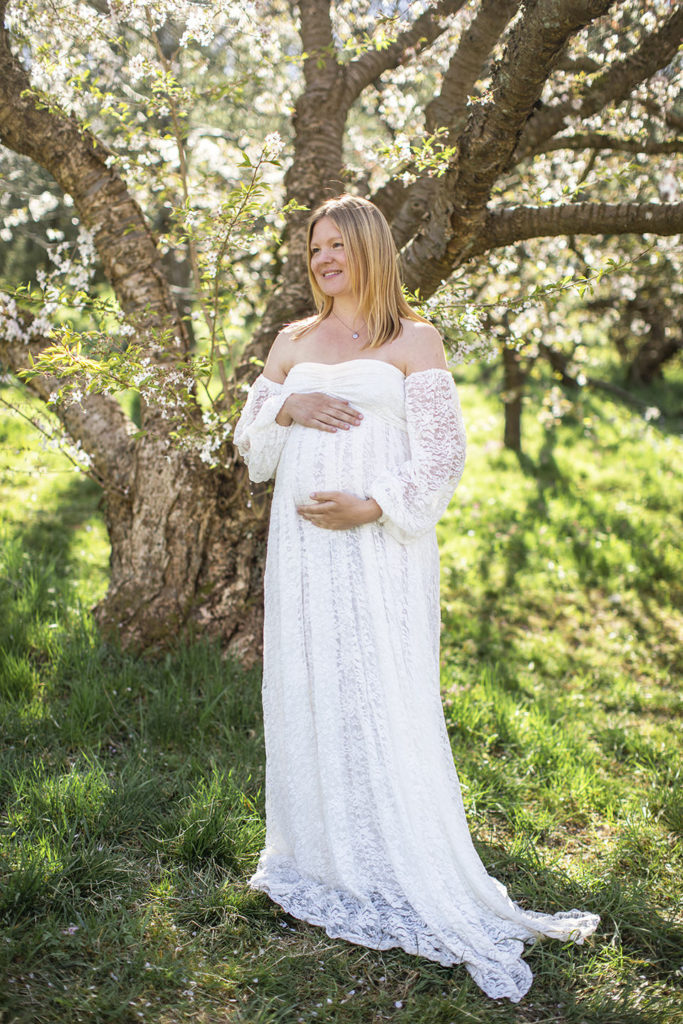 gravidfotografering körsbärsblommor göteborg utomhus gravidklänningar