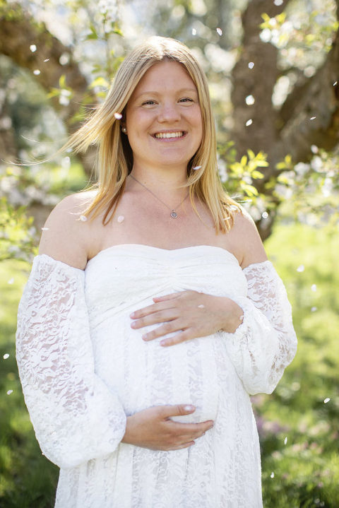 gravidfotografering körsbärsblommor göteborg utomhus gravidklänningar