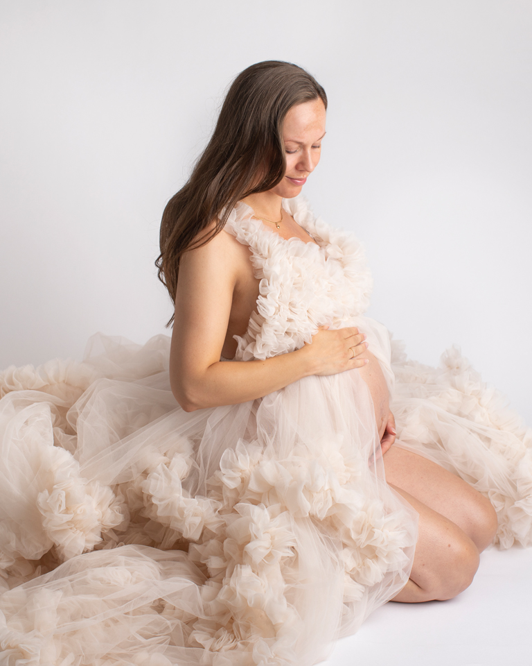gravidftografering göteborg fotograf Maria Ekblad gravidklänningar studiofoto