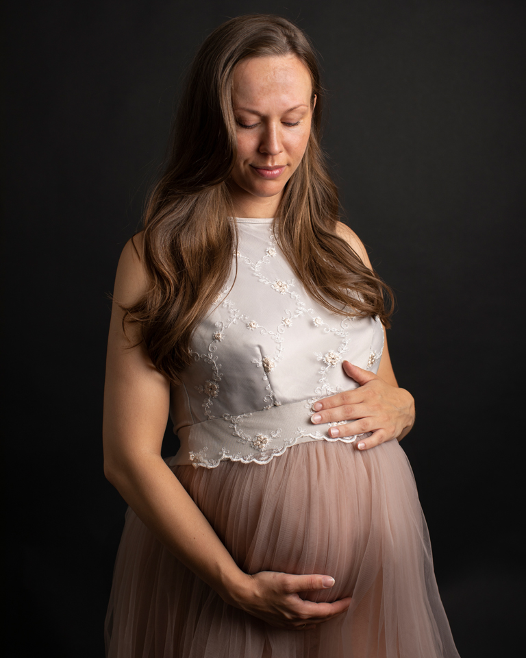gravidftografering göteborg fotograf Maria Ekblad gravidklänningar studiofoto