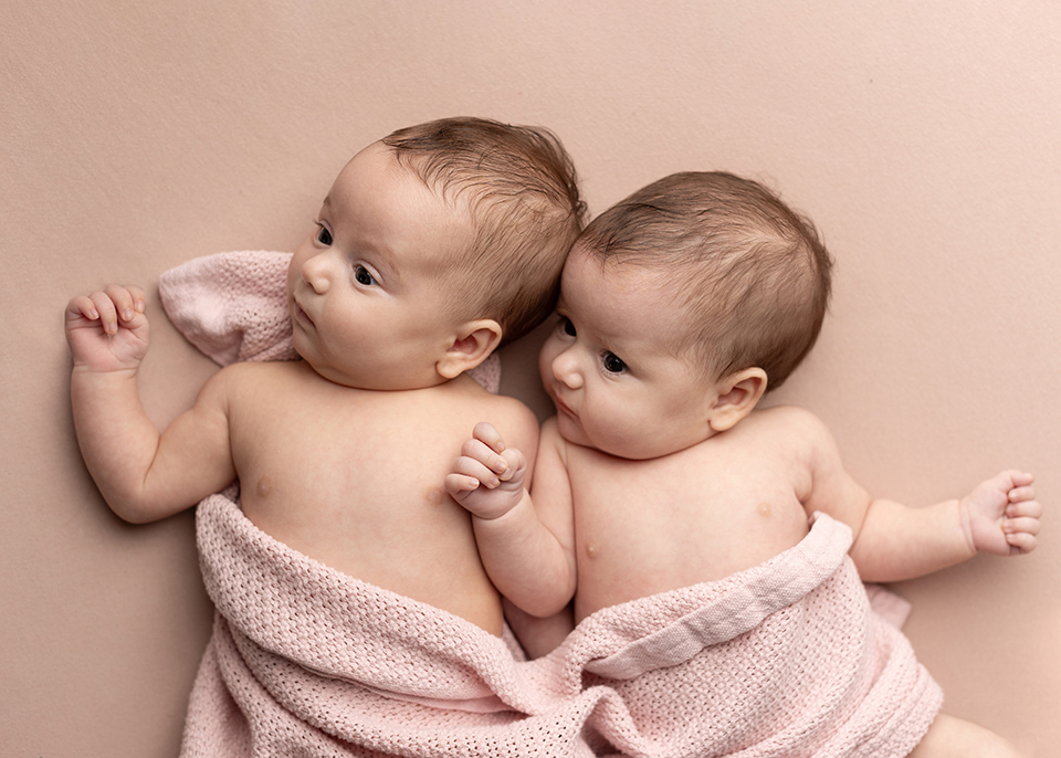 nyföddfotografering göteborg Fotograf Maria Ekblad bebisfoto tvillingar