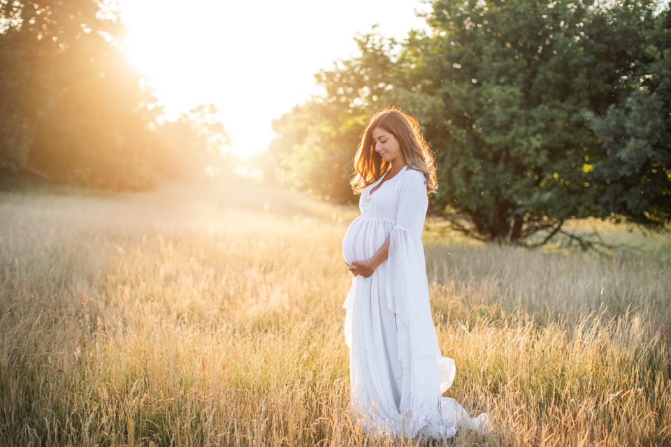fotograf maria ekblad Gravidfotografering i Göteborg gravidklänningar solnedgång utomhus gravidfotograf