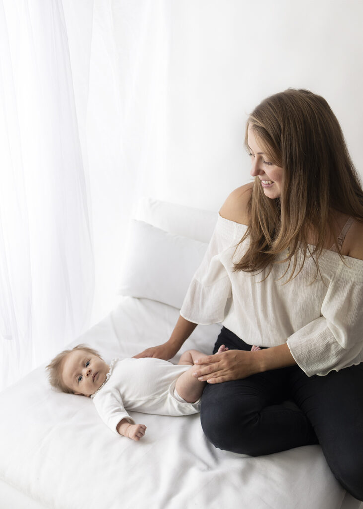 nyföddfotografering lifestyle göteborg fotograf maria ekblad familjebilder avslappnade vitt