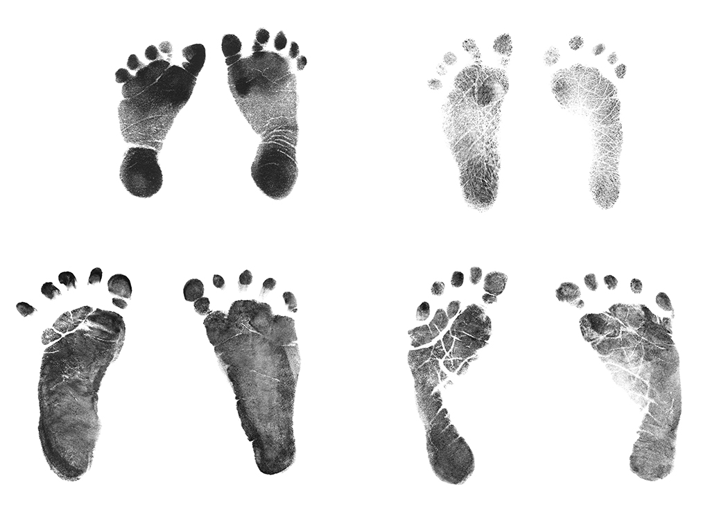 skapa fotavtryck med bebisens händer och fötter