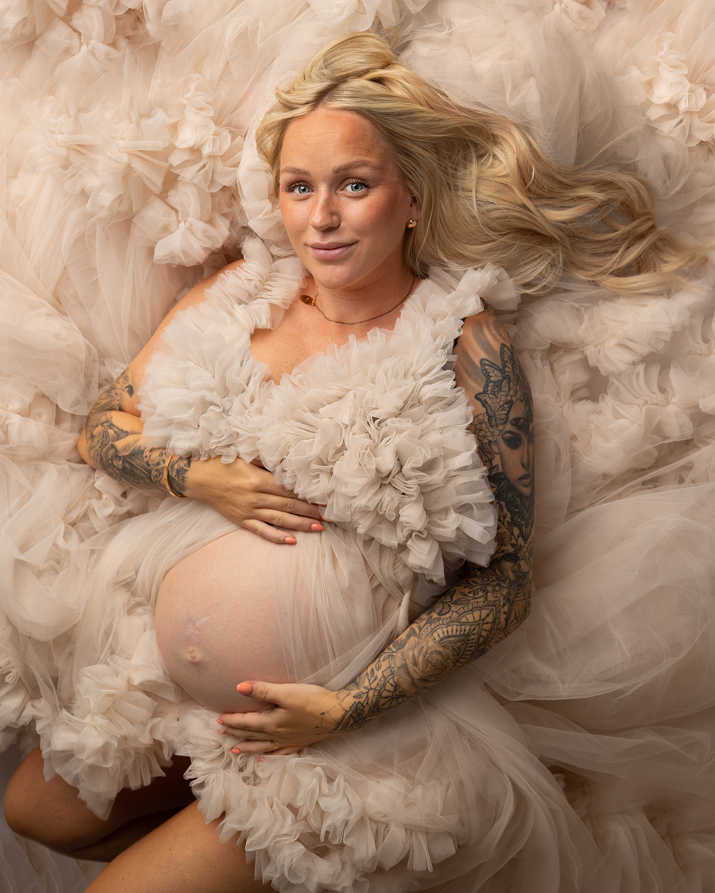 gravdifotografering göteborg; gravidfotograf göteborg; gravidbilder fotograf maria ekblad; gravidfotografering alingsås; gravidbilder studio; gravidkläningar;